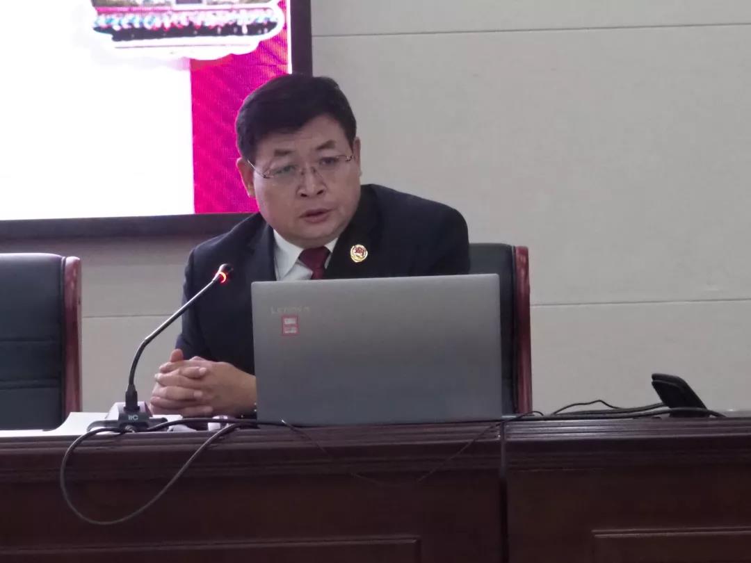 郭新忠检察长首先为同学们介绍了检察机关职能,随后从刑事责任年龄、不良习惯引发犯罪两个方面重点讲授了发生在同学们身边常见的校园犯罪案例。 在法治课堂上,郭新忠检察长用大量生动鲜活的案例和同学们身边的事例,告诉在校学生如何树立正确的法律意识、如何运用法律武器维护自身合法权益,深入浅出地为在校师生讲解深奥的法律知识,赢得一次又一次的掌声。
